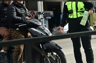Αθωώθηκε ο γνωστός τράπερ για οπλοφορία - Καταδικάστηκε ο οδηγός της μηχανής